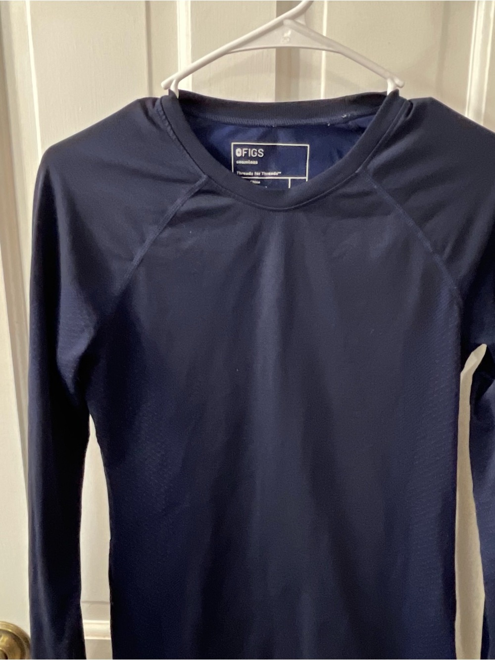FIGS Women’s Salta Seamless Long-Sleeve Underscrub Top in navy. Size Small - Picture 2 of 6